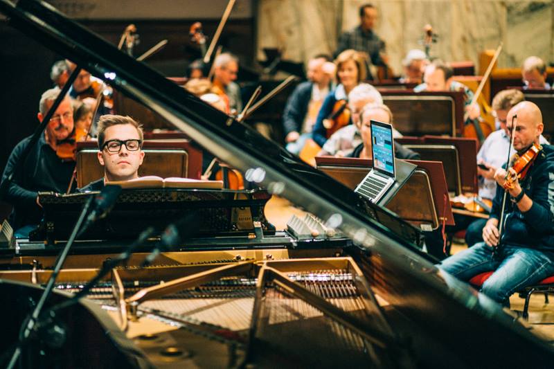 Adam Kośmieja performing Serocki's ''Pianophonie'' at the Warsaw Autumn, photo: Grzegorz Mart / WJ